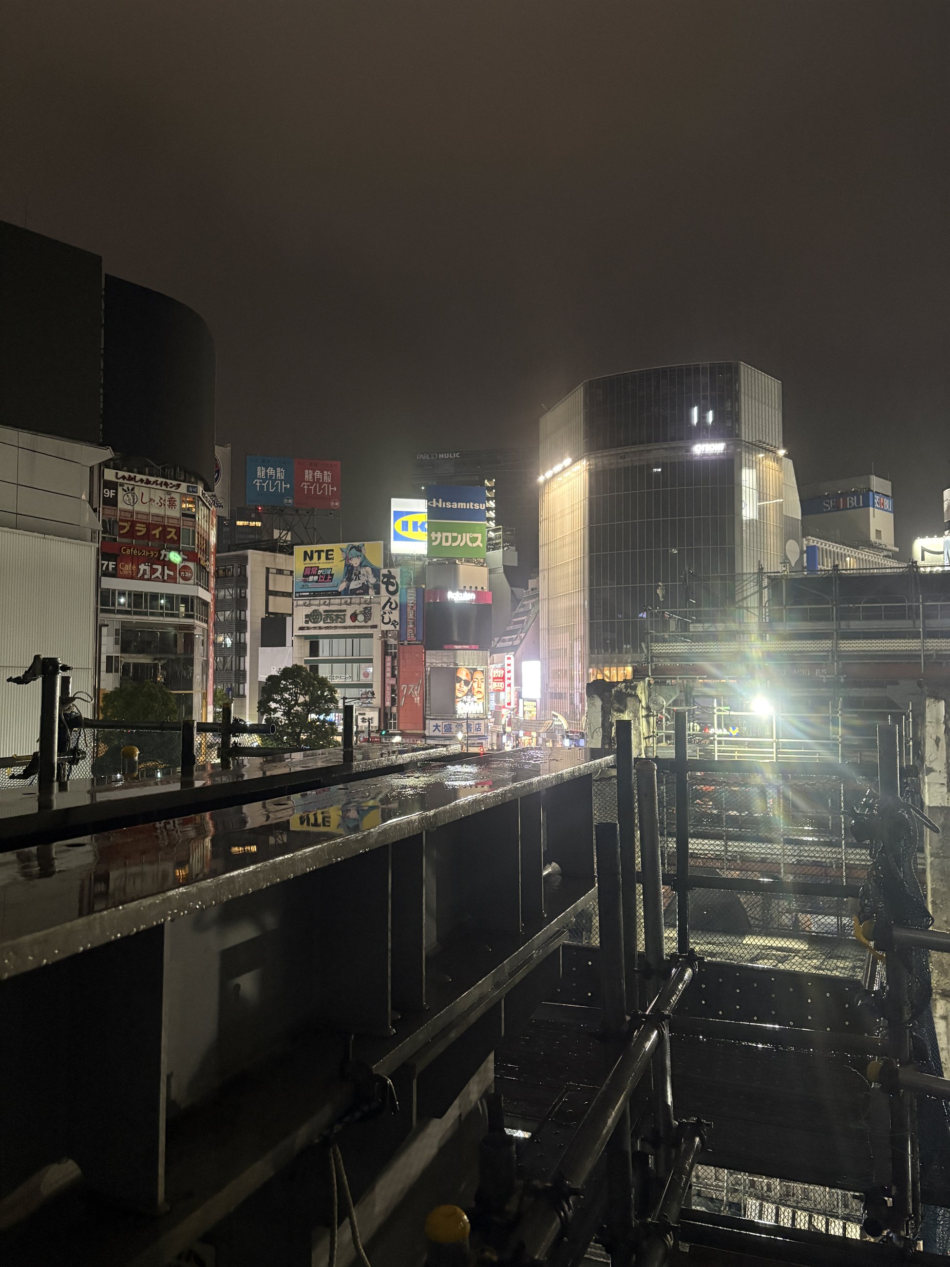 夜の渋谷を見下ろす数野組の現場