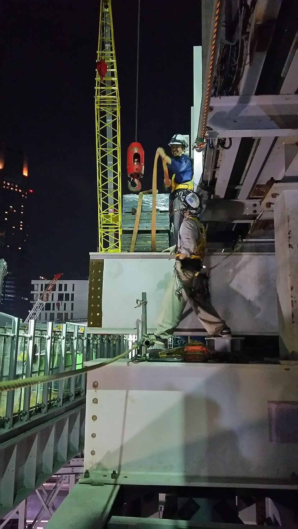 夜間の重量鉄骨クレーン作業