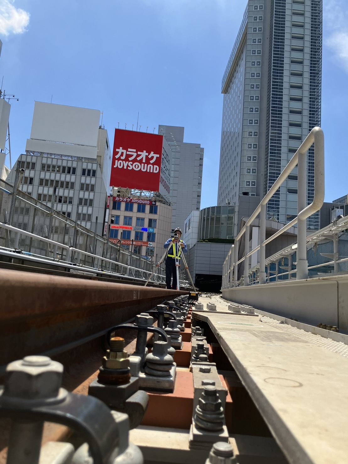 渋谷駅の軌道上に立つ数野組の職人